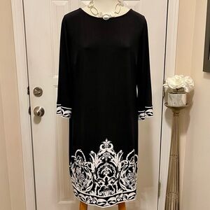 CHICOS SLINKY KNIT BLACK AND WHITE BORDER PRINT DRESS SIZE 2 MISSES SIZE LARGE